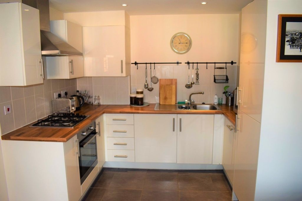 Property photo 3 of 10 Kitchen