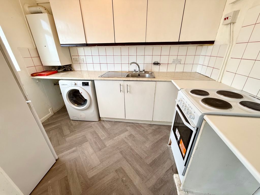 Property photo 3 of 9 Kitchen