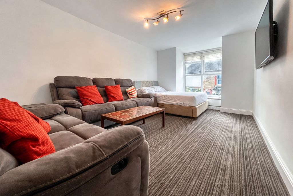 Property photo 3 of 6