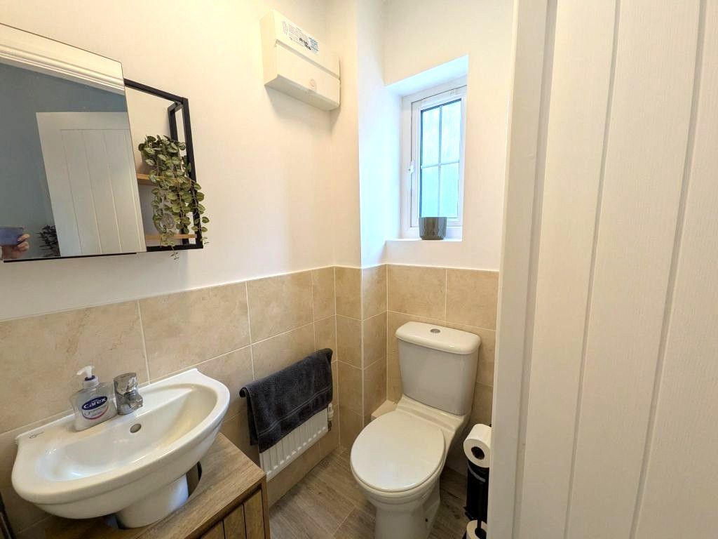 Property photo 2 of 11 Cloakroom