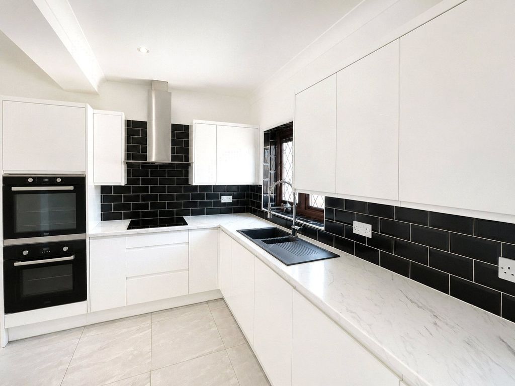 Property photo 3 of 10 Kitchen