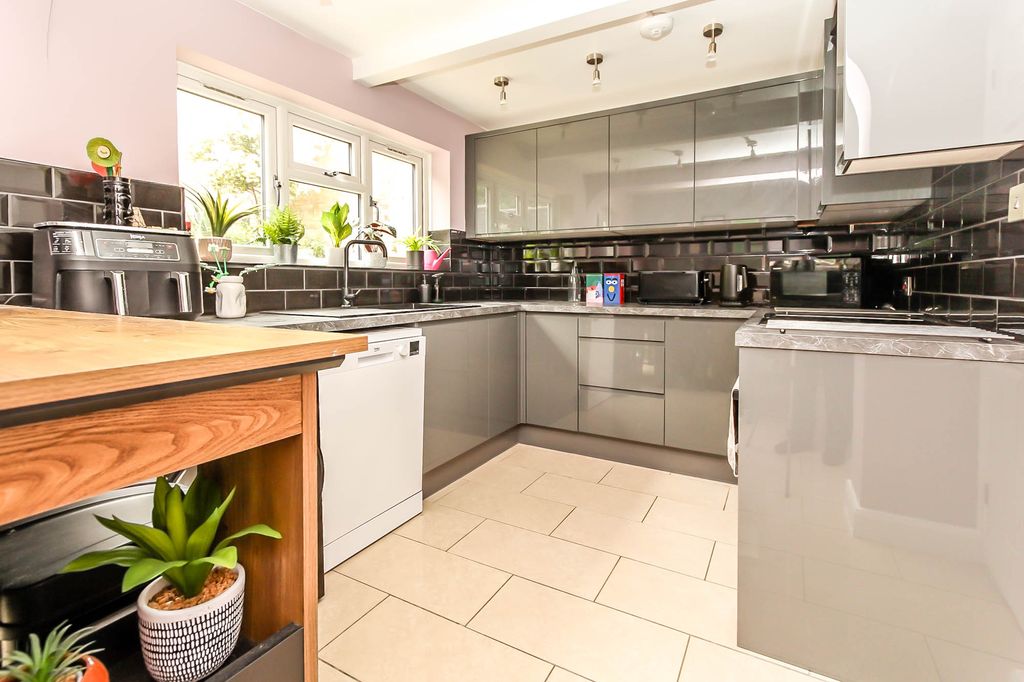 Property photo 2 of 11 Kitchen/Breakfast Room