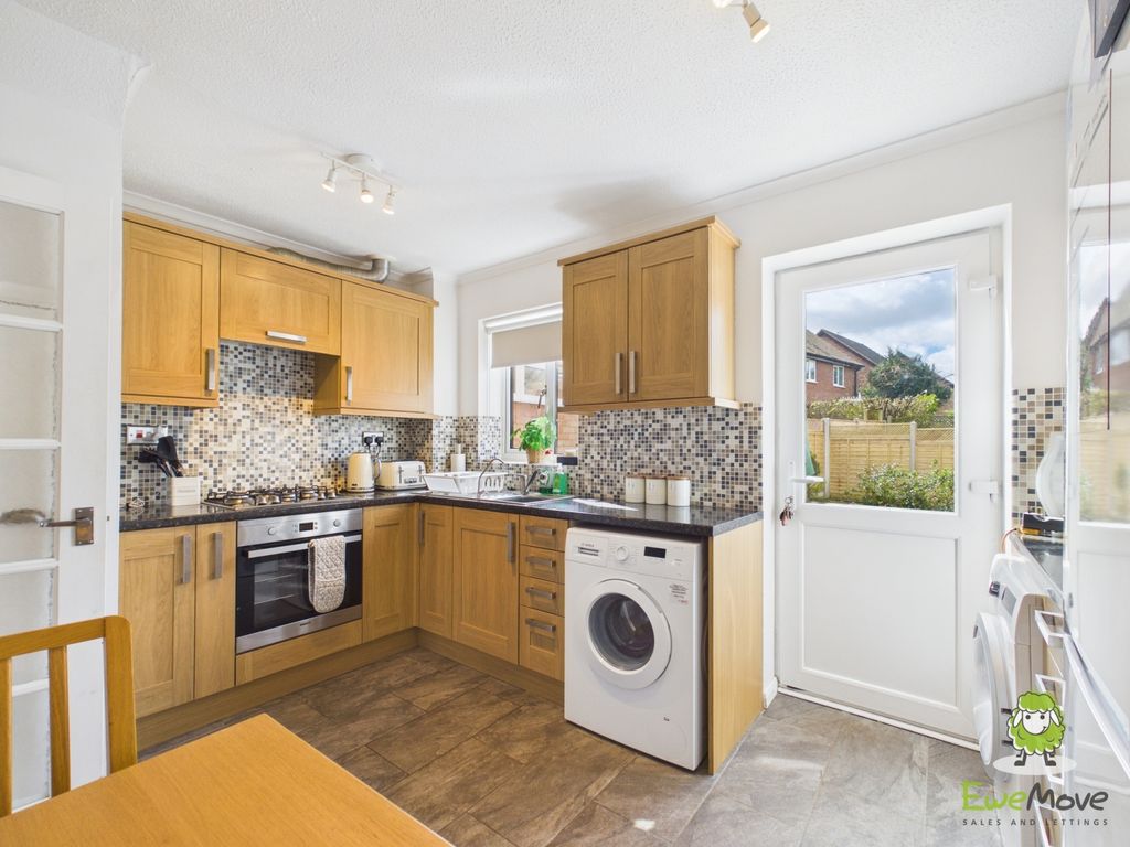 Property photo 3 of 16 Ewemove Estate Agents Basingstoke - Gloucester Dri