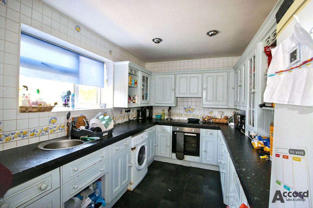 Property photo 3 of 9 Kitchen