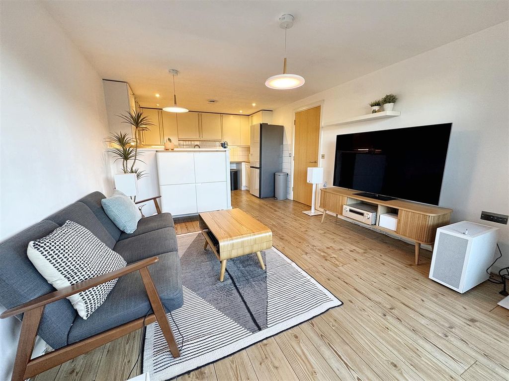 Property photo 2 of 11 Kitchen/Lounge