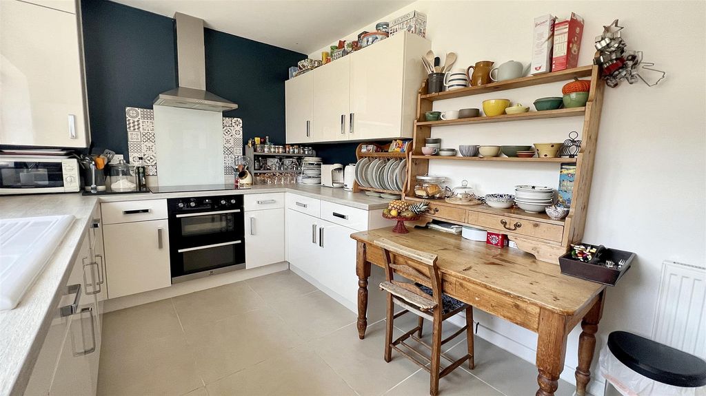 Property photo 3 of 8 Kitchen.Jpg