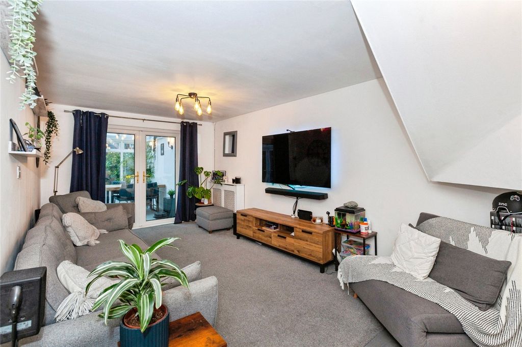 Property photo 3 of 32 Siting Room