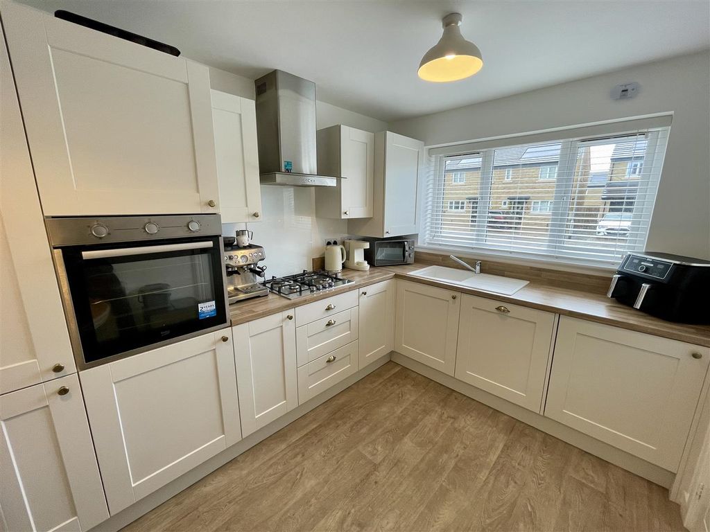 Property photo 3 of 12 Kitchen