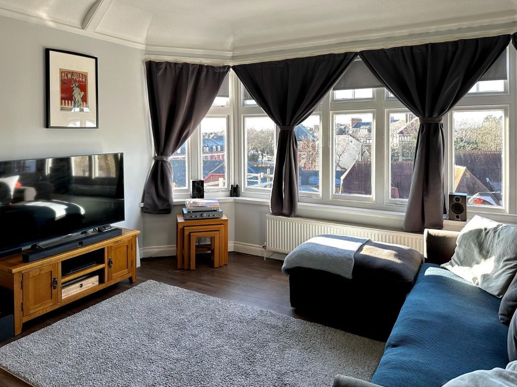 Property photo 2 of 18 Lounge