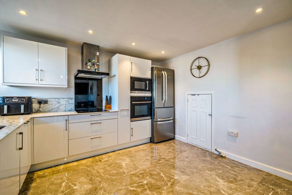 Property photo 3 of 26