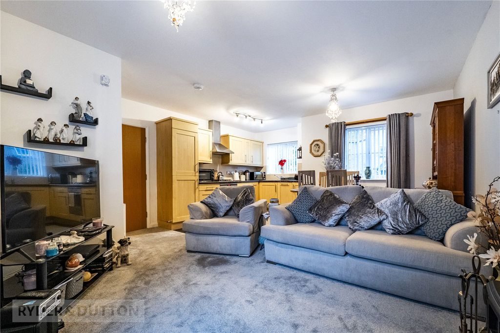 Property photo 3 of 14 Lounge