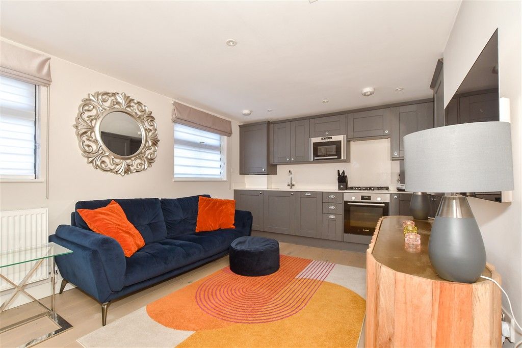 Property photo 2 of 9 Lounge/Kitchen