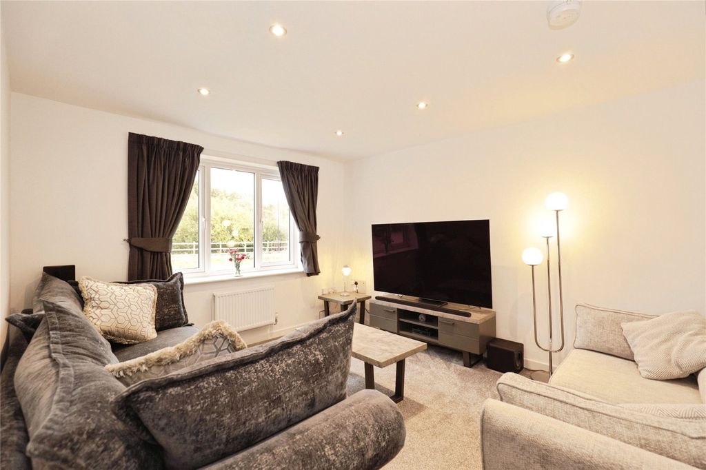 Property photo 3 of 20 Lounge