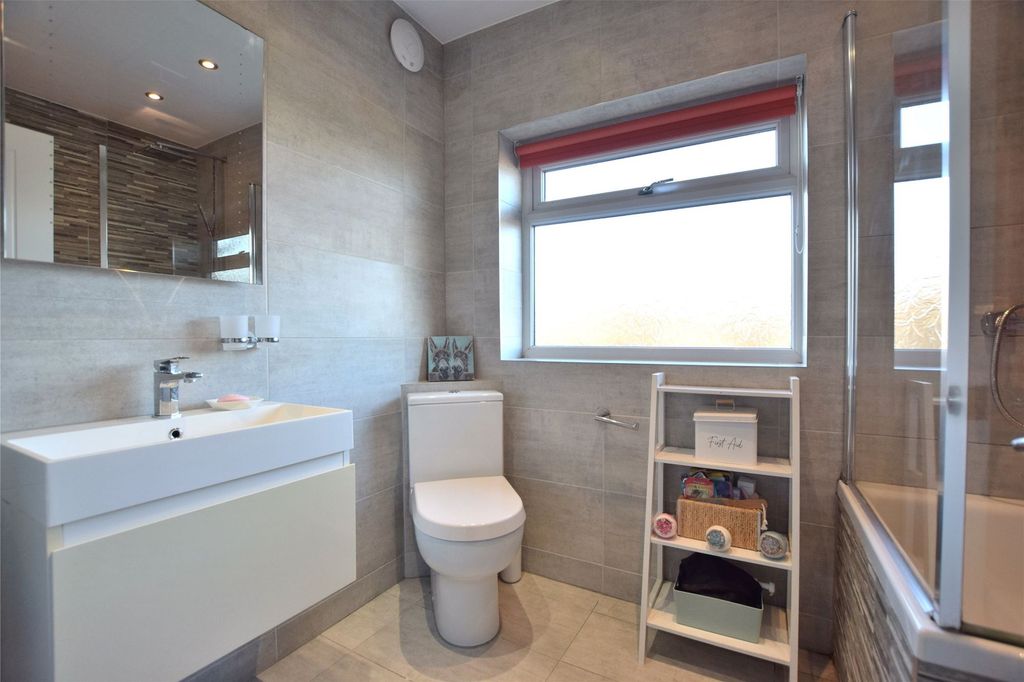 Property photo 3 of 10 Bathroom