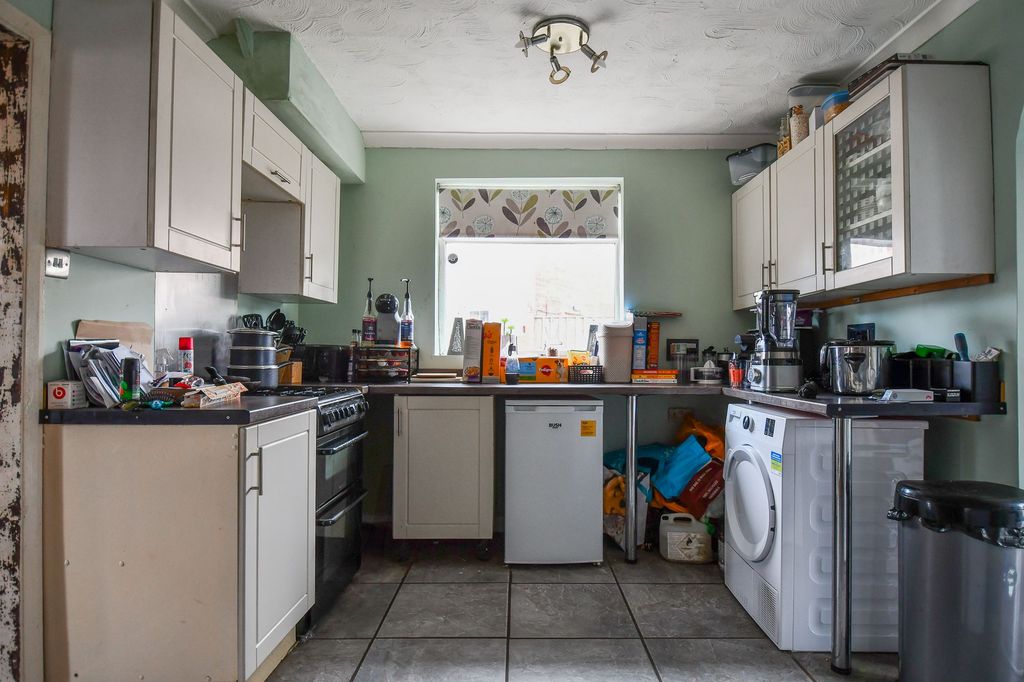 Property photo 3 of 11 Kitchen