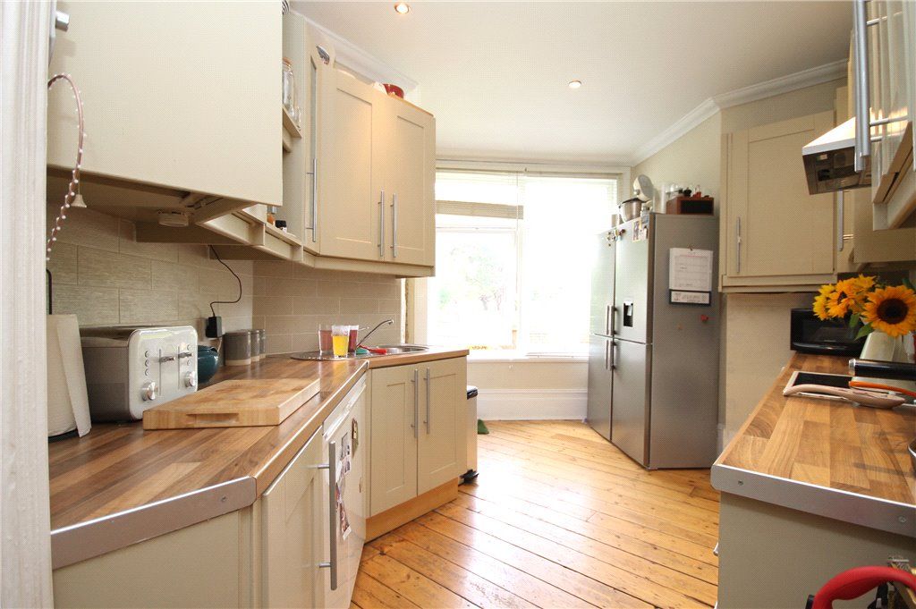 Property photo 3 of 10 Kitchen