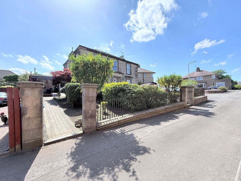 Property photo 2 of 28