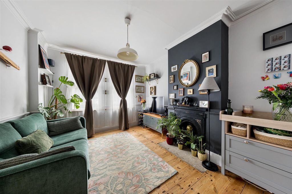 Property photo 2 of 26 Warner Road, E17