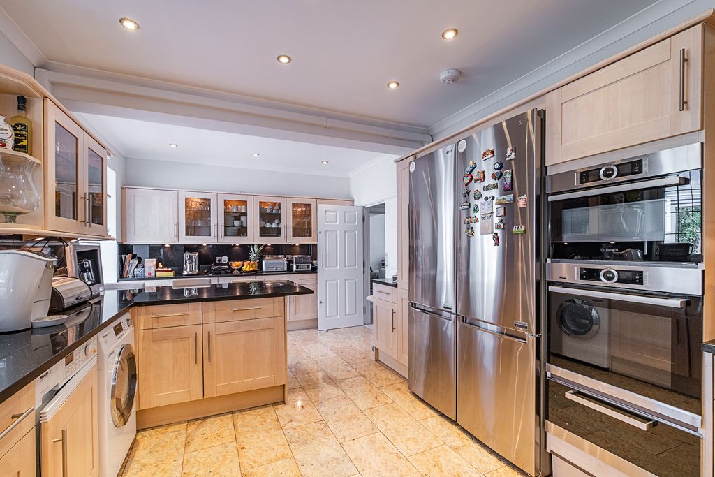 Property photo 2 of 31