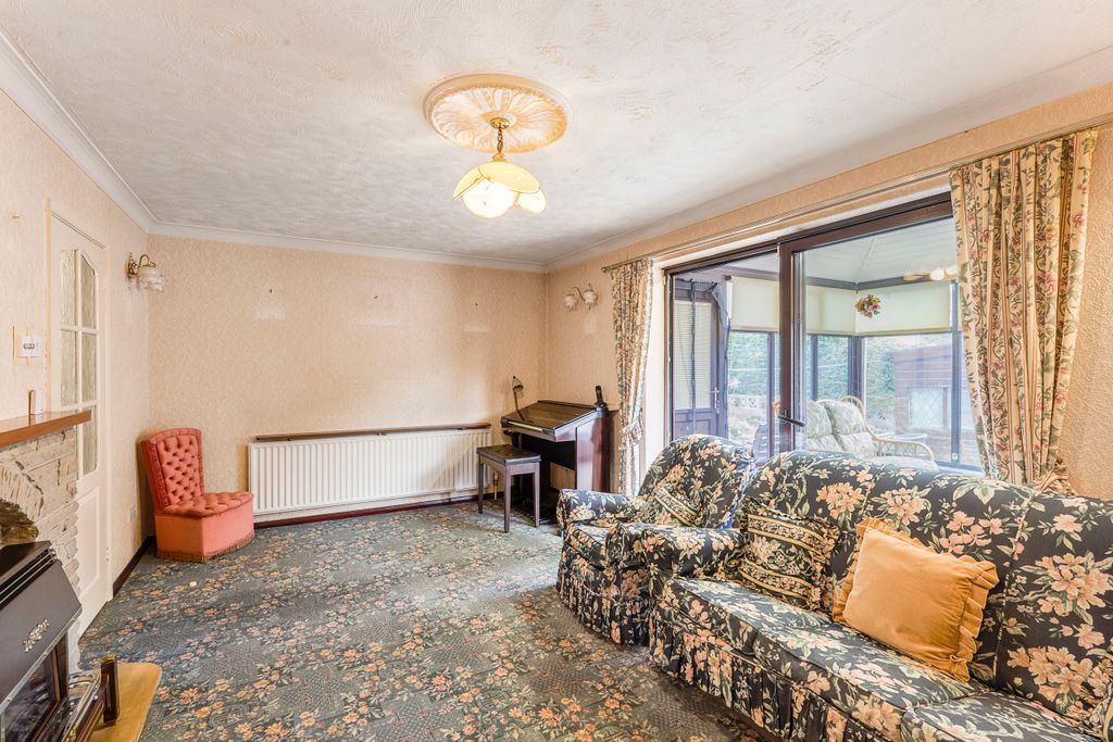 Property photo 3 of 11 Lounge 2