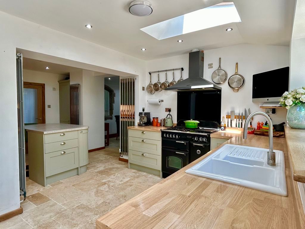 Property photo 2 of 28 Breakfast Kitchen