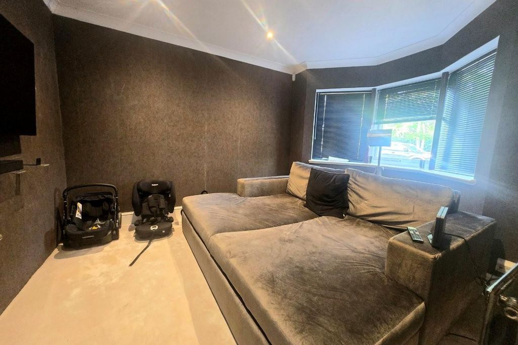 Property photo 3 of 17 Lounge