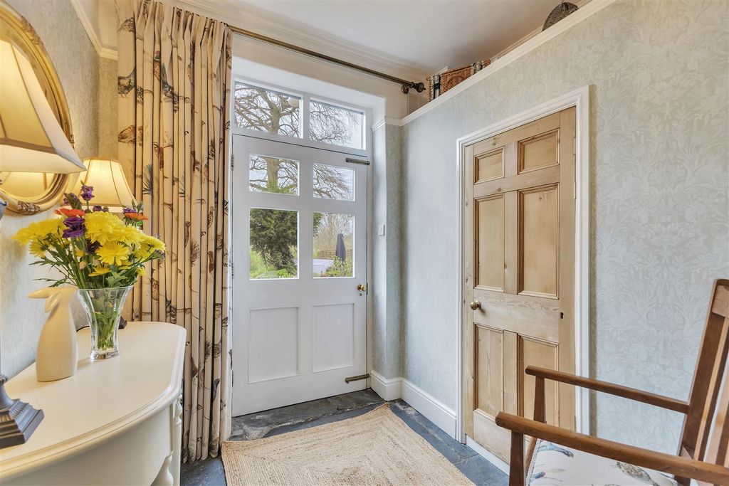 Property photo 3 of 38 Entrance Hall