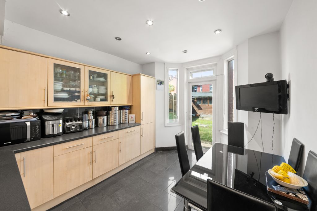 Property photo 3 of 11 Kitchen 2