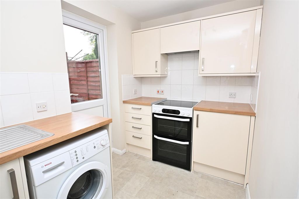 Property photo 3 of 14 Kitchen