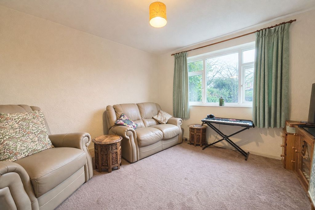 Property photo 3 of 14 Lounge