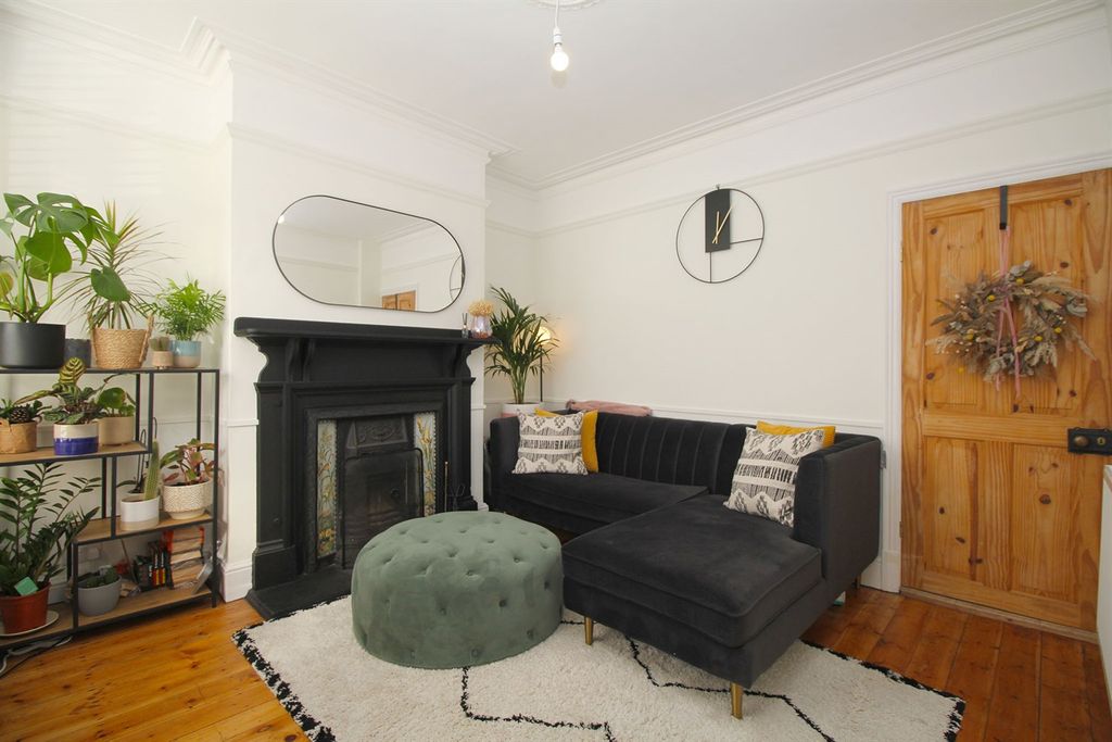 Property photo 1 of 25 Lounge