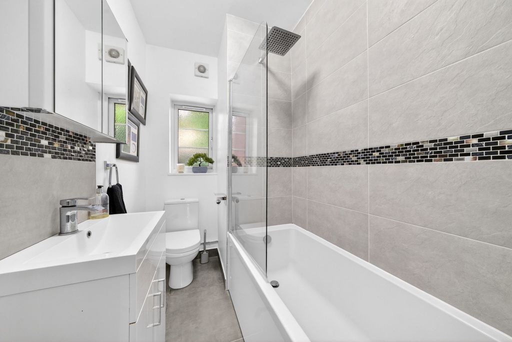 Property photo 3 of 21 Bathroom
