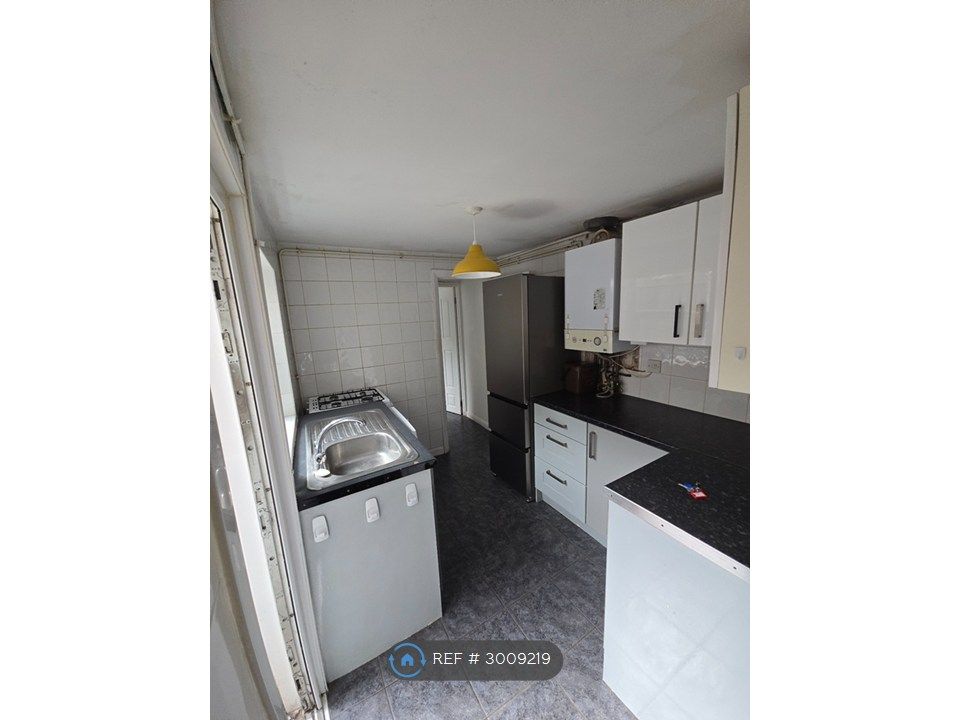 Property photo 3 of 12 Kitchen
