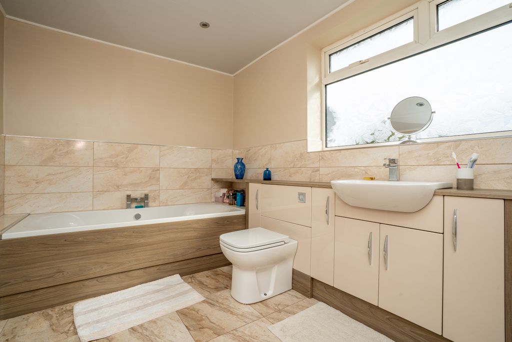 Property photo 3 of 42 49Hindburnclose46