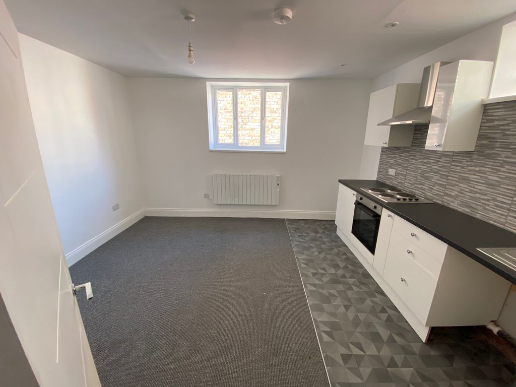 Property photo 2 of 16 Living Room/Kitchen