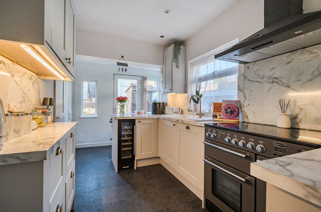 Property photo 2 of 23 2 - 1429213-12-69Bd95...