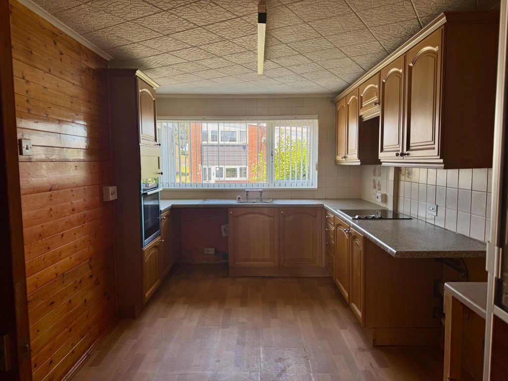 Property photo 3 of 21 Kitchen