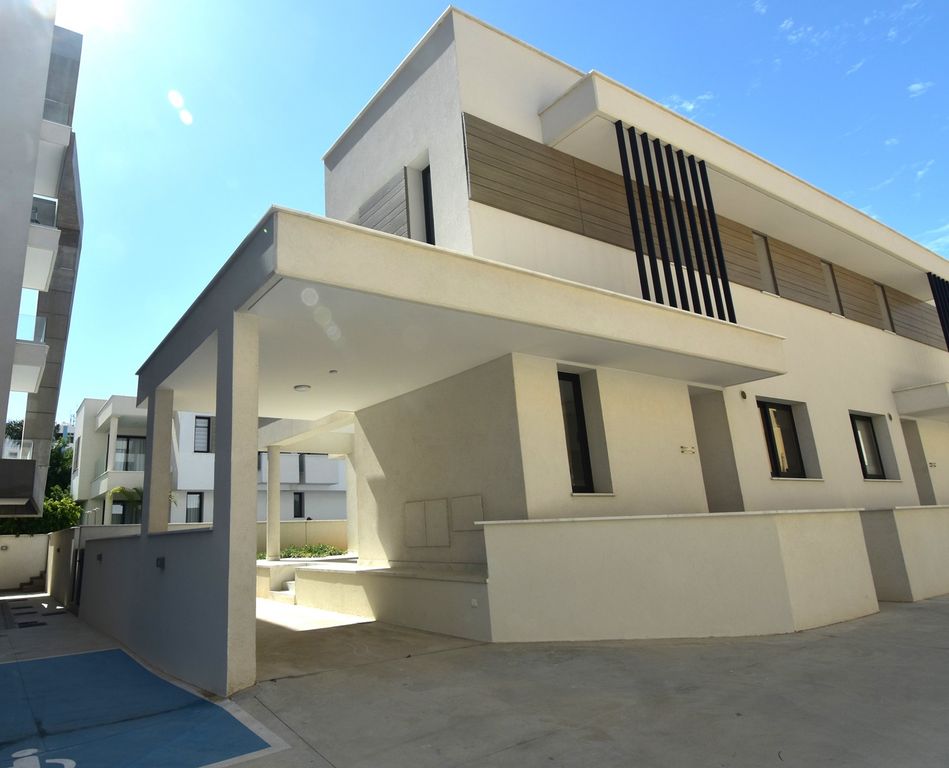 Property photo 2 of 40