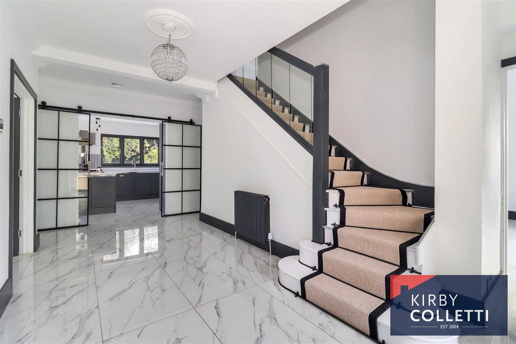 Property photo 2 of 35 Entrance Hall