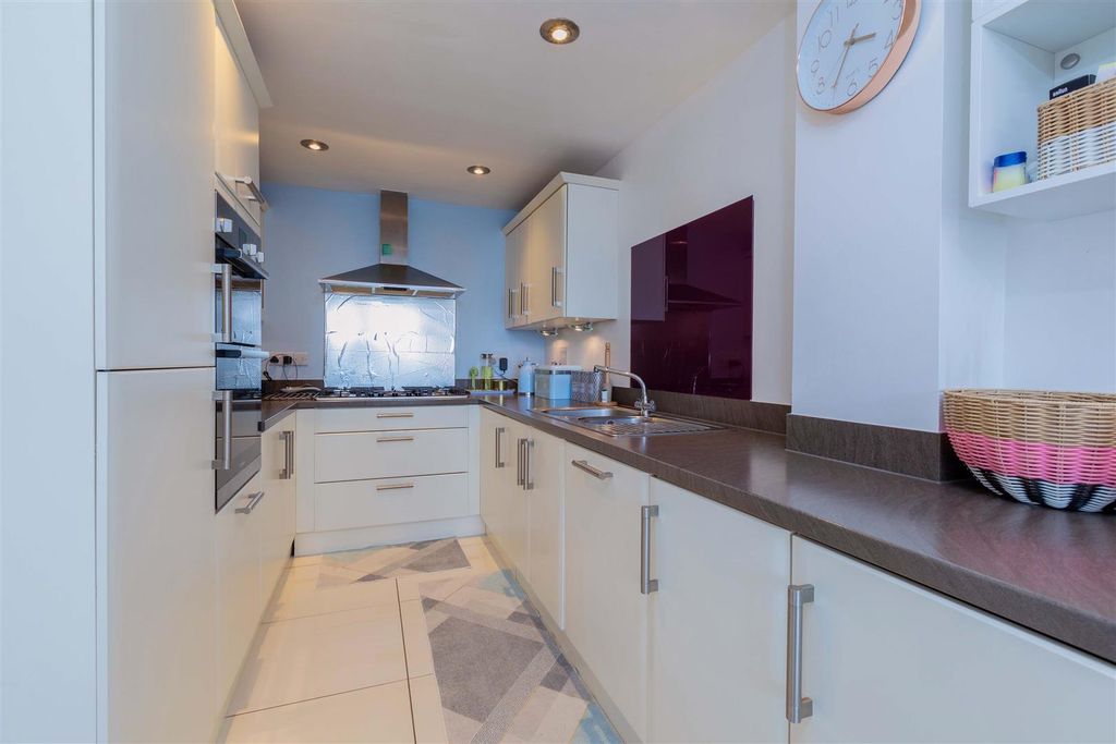 Property photo 2 of 20 32 Kenbury Drive-10.Jpg