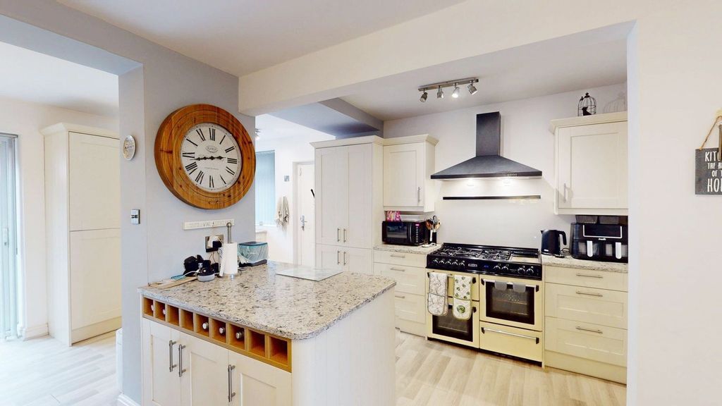 Property photo 3 of 21 Kitchen