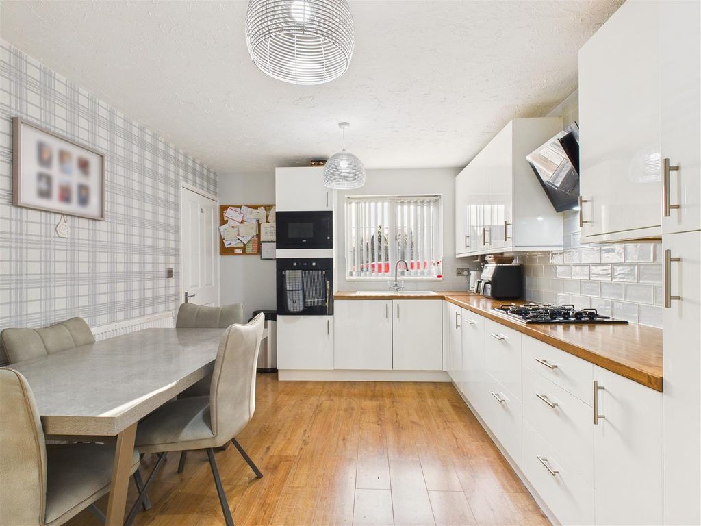 Property photo 3 of 16 Cam05193G0-Pr0087-Still021.Jpg