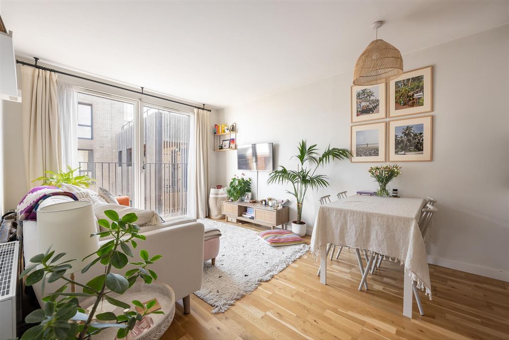 Property photo 1 of 17 Marcon Place, E8