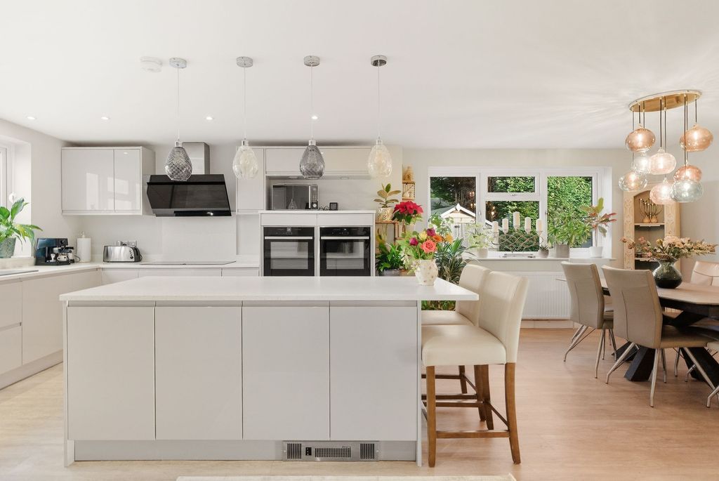 Property photo 2 of 31