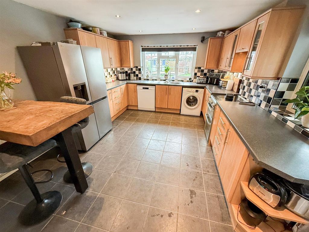 Property photo 3 of 15 Kitchen/Breakfast Room