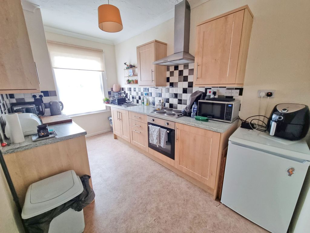 Property photo 3 of 7 Kitchen