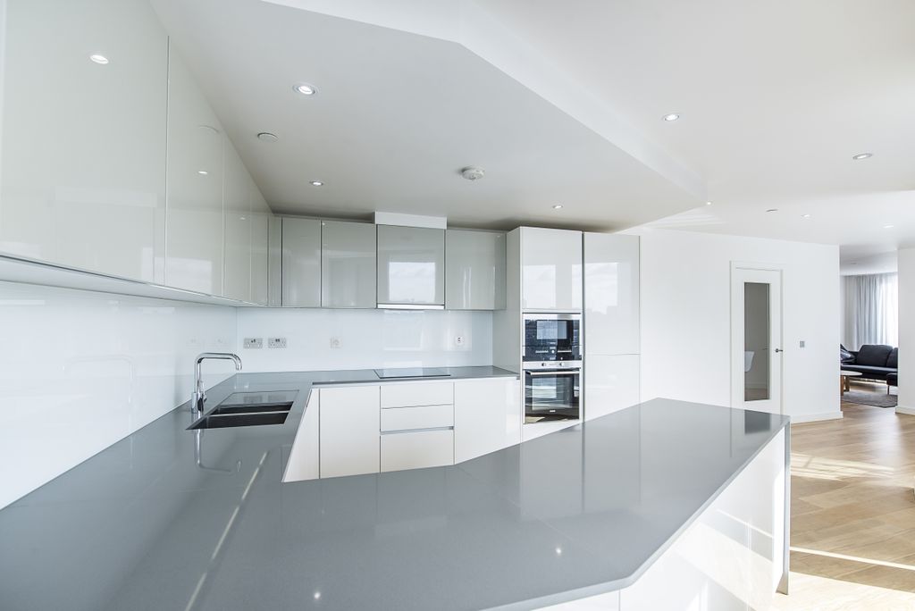 Property photo 2 of 8 Regents Wharf