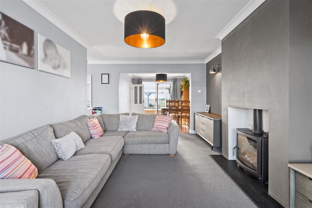 Property photo 2 of 25 39 Cawood Crescent3.Jpg