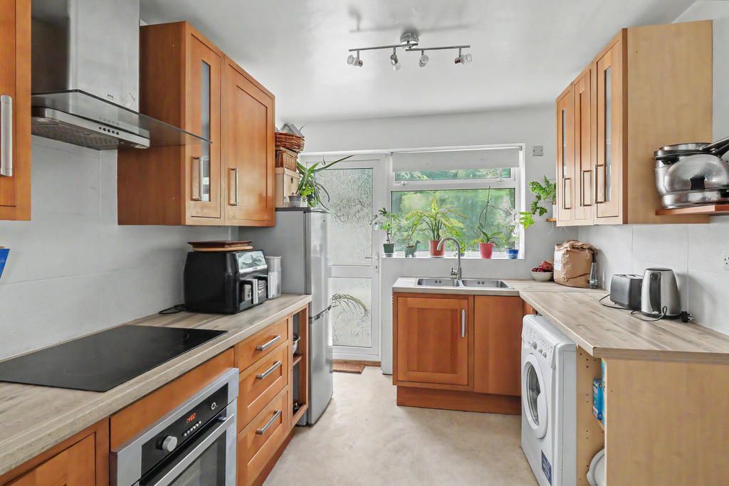 Property photo 2 of 10 Fitted Kitchen