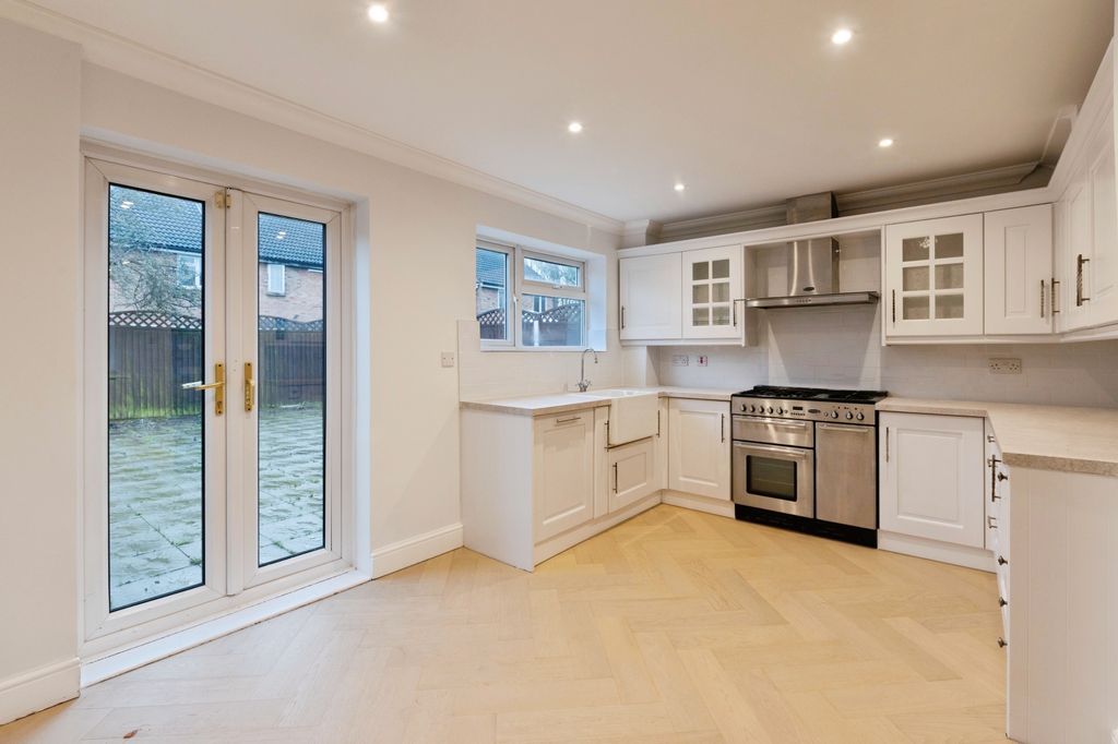 Property photo 3 of 21 66Menziesavenuemenziesavenuebasildonss156Sy-4